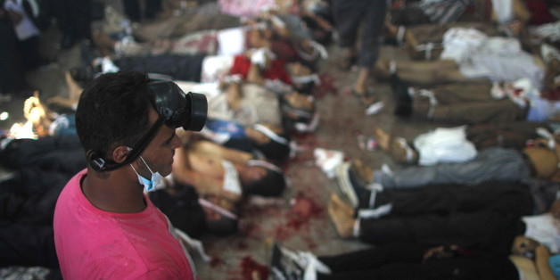 Une Egyptienne tente d'arrêter un bulldozer pour protéger un jeune blessé, le 14 août 2013 sur la place Rabaa al-Adawiya, au Caire