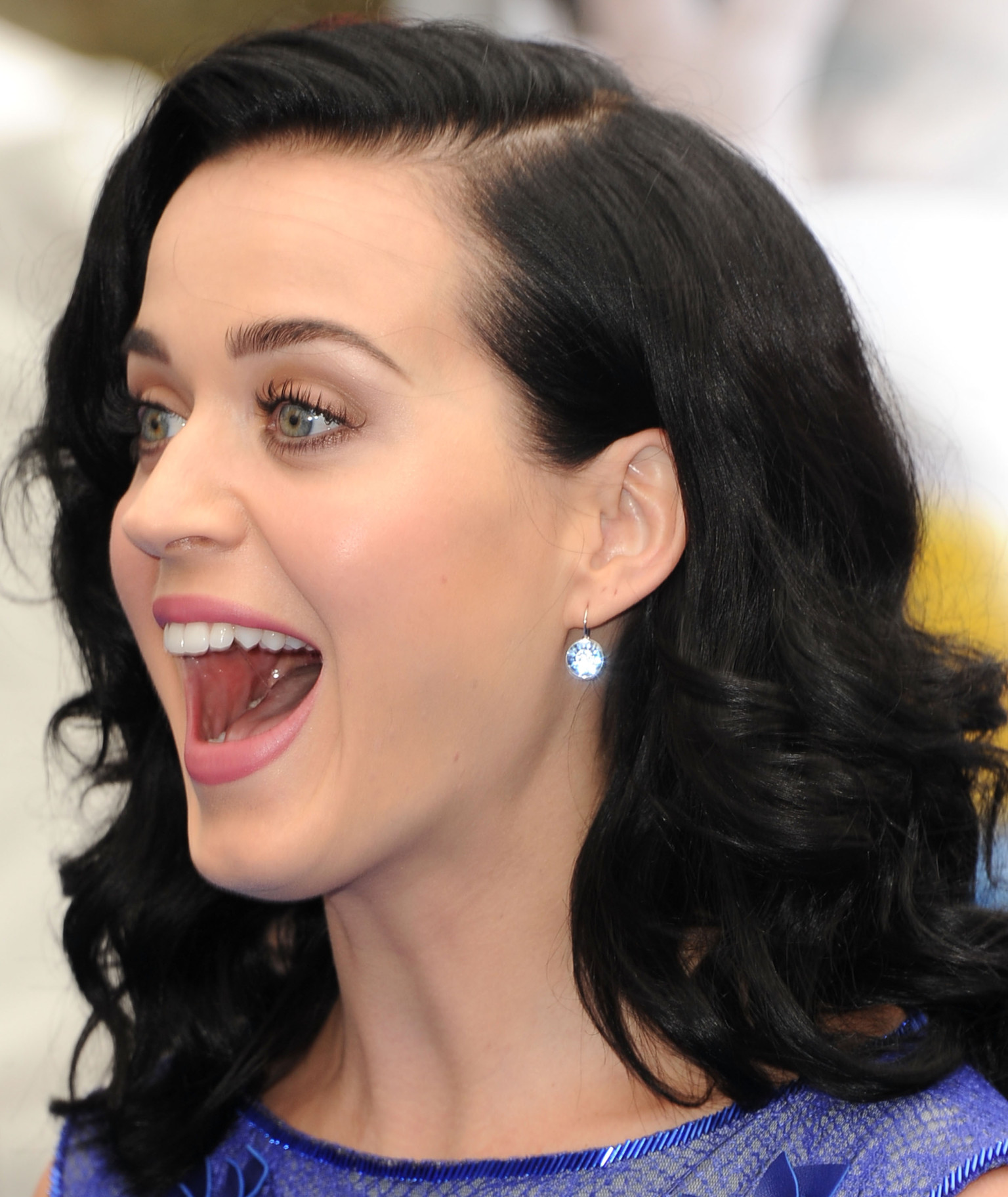 Katy Perrys Roar Will Outsell Lady Gagas Applause In First Week 