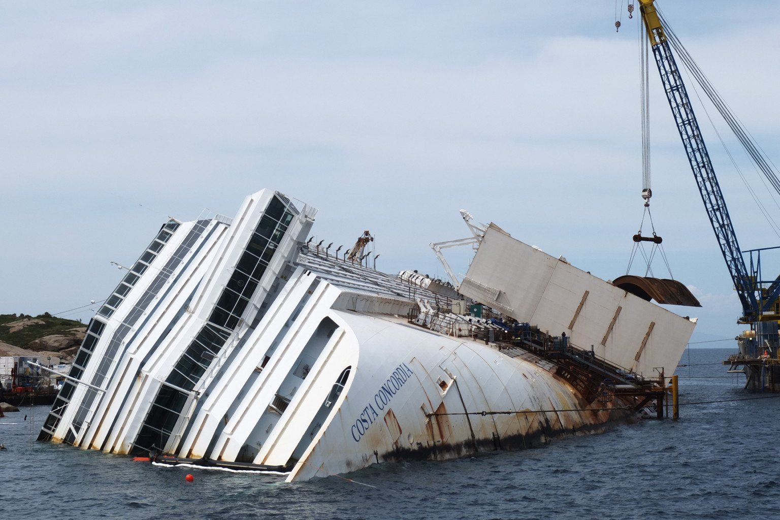 cruise ship sinking off italy