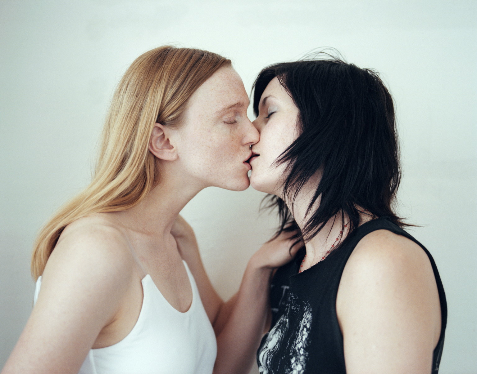 Lesbian pussy lips sucking