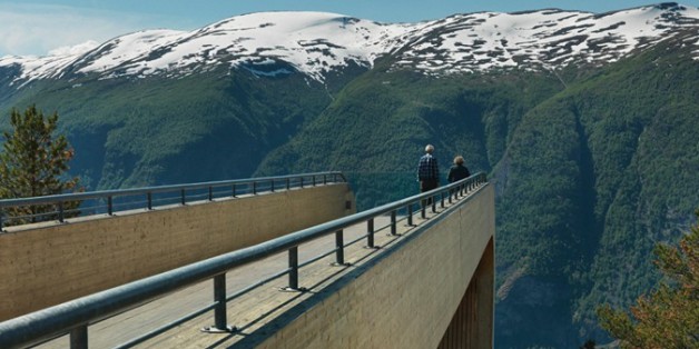 Le pont en bois d'Aurland en Norvège offre un panorama magnifique sur les montagnes