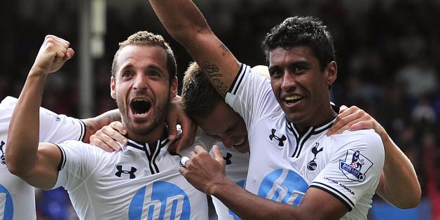 Tottenham Hotspur's Spanish striker Roberto Soldado (2R) celebrates with team mates Brazilian midfielder Paulinho (R), English defender Kyle Walker (2L) and English midfielder Aaron Lennon (L) after scoring a penalty for the opening goal during their English Premier League football match against Tottenham Hotspur at Selhurst Park in London on August 18, 2013. AFP PHOTO/GLYN KIRK == RESTRICTED TO EDITORIAL USE. NO USE WITH UNAUTHORIZED AUDIO, VIDEO, DATA, FIXTURE LISTS, CLUB/LEAGUE LOGOS OR L