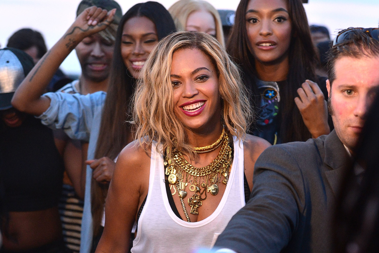 We Can T Take Our Eyes Off Beyonce S Statement Necklace Huffpost