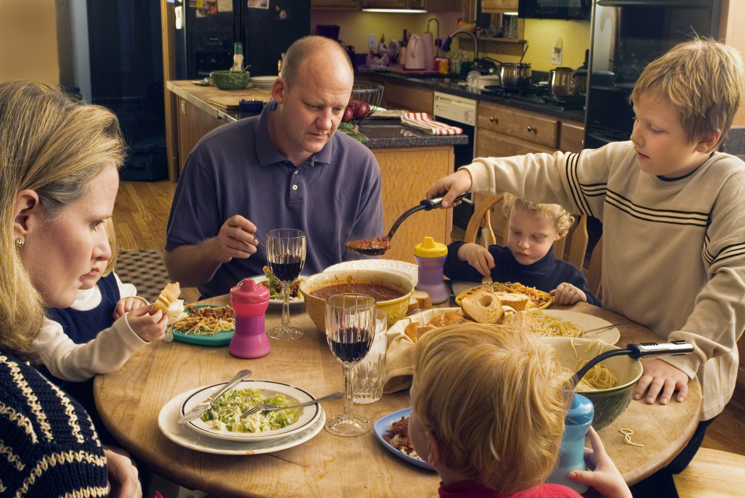 Family dinner. Французская семья. Английская семья обедает. Семейный английский завтрак. Традиции французской семьи.