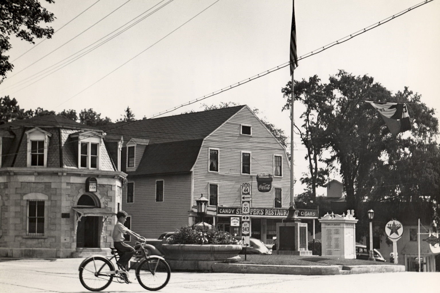 1950s-video-shows-what-normal-town-life-was-like-before-big-box