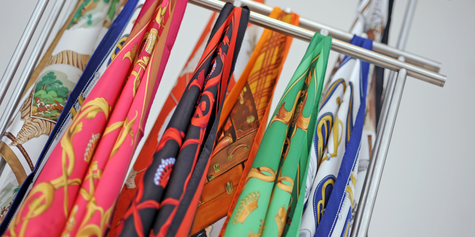 Hermes Scarf App Teaches You A Zillion Ways To Tie Scarves (VIDEO