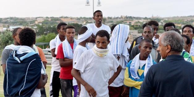 Des migrants érythréens à Lampedusa, le 5 octobre 2013 après le naufrage de leur bateau.