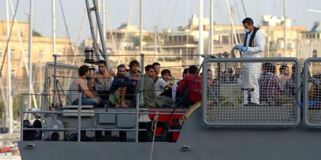 Des migrants rescapés du naufrage de leur bateau au large de Malte, à leur arrivée le 12 octobre 2013 à La Valette