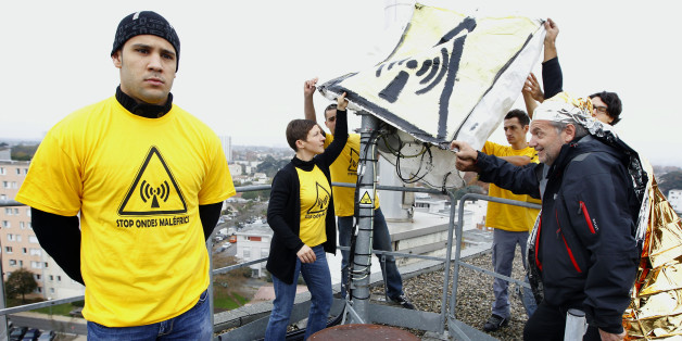 Des activistes anti-ondes déploient une banderole sur une antenne-relais