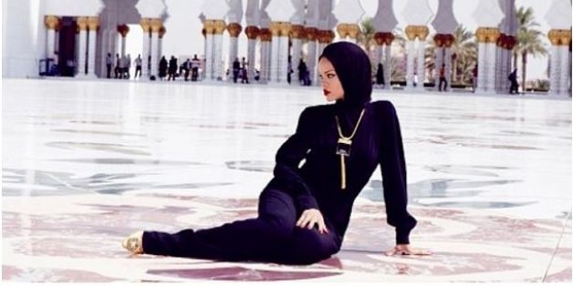 Voilée et vêtue d'un habit traditionnel noir, Rihanna a pris la pose au beau milieu de la mosquée