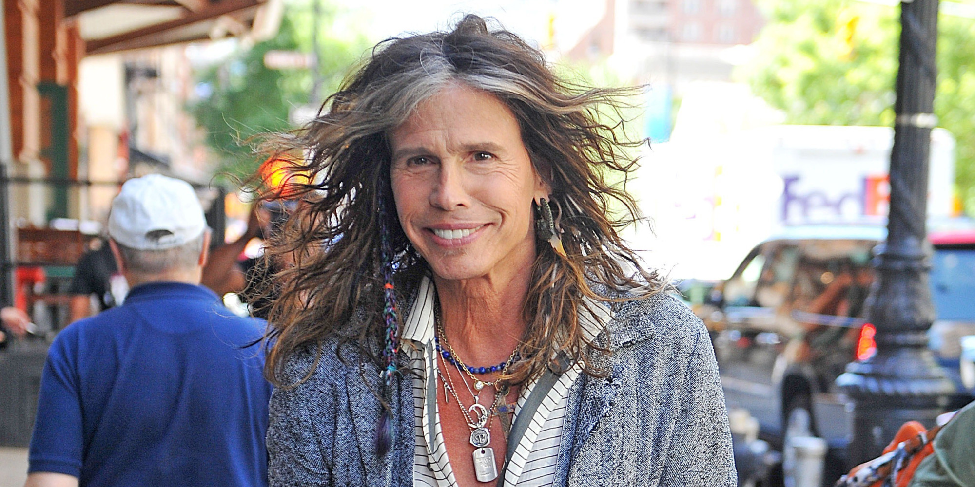 steven tyler takes a bathroom break at olive garden and walks out with breadsticks huffpost - Olive Garden Salary steven tyler takes a bathroom break at olive garden and walks out with breadsticks huffpost - Olive Garden Salary