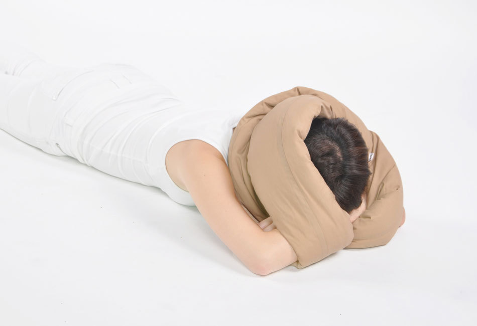 ノマド生活にピッタリ、「メビウスの輪」型の枕