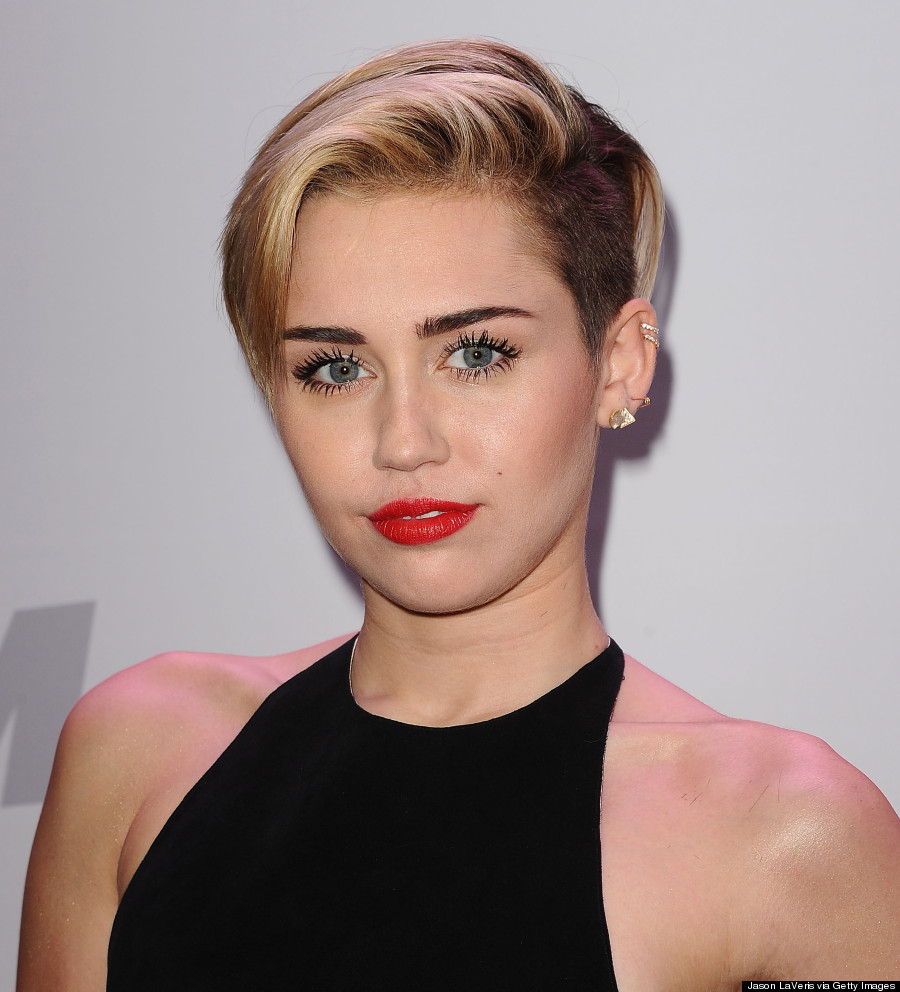 Miley Cyrus Debuts New Bob Haircut At Christmas Festival (PHOTOS ...