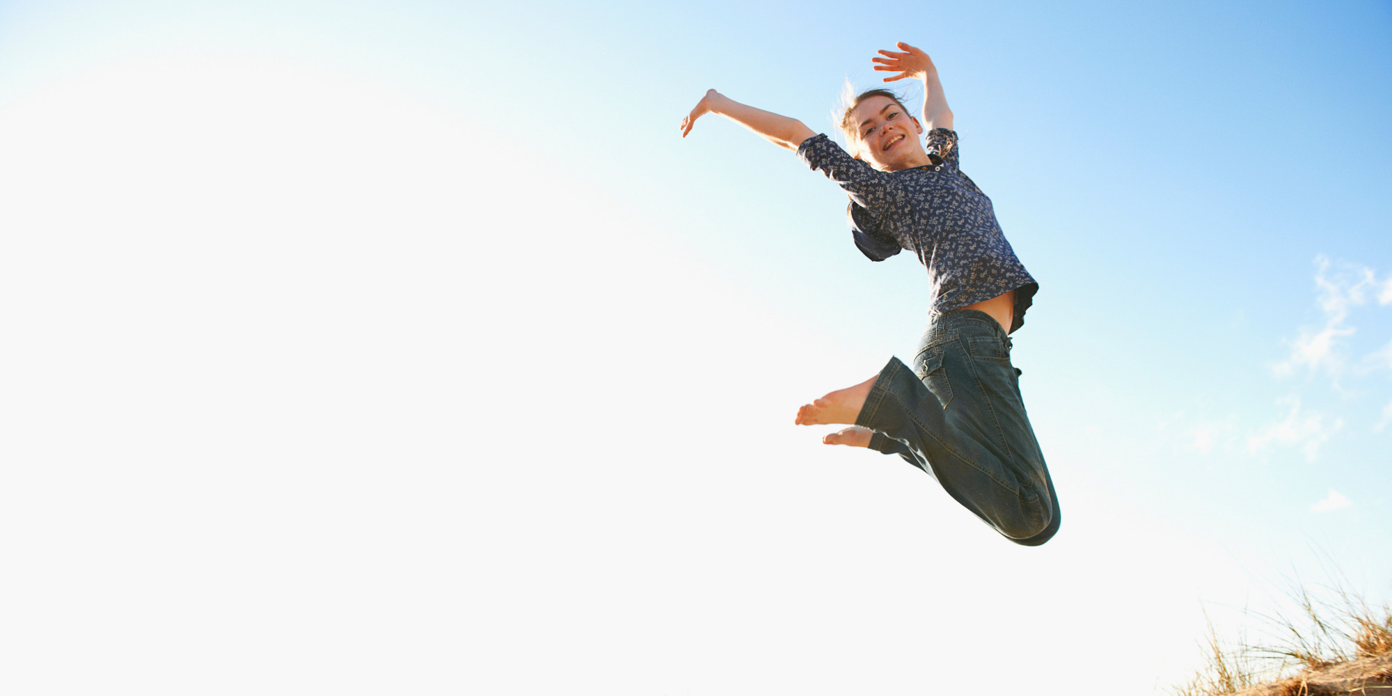 дети прыгают. прыжок в воздухе. прыжок без парашюта. человек подпрыгнула земля. человек в прыжке.