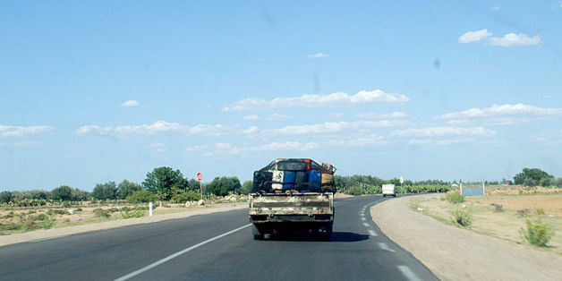 Un véhicule transportant du carburant de contre-bande sur la route de El-Houareb près de Kairouan.