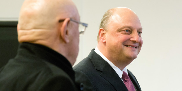 Olaf Glaeseker (rechts), früherer Sprecher des Ex-Bundespräsidenten Wulff, und der Mitangeklagte Manfred Schmidt