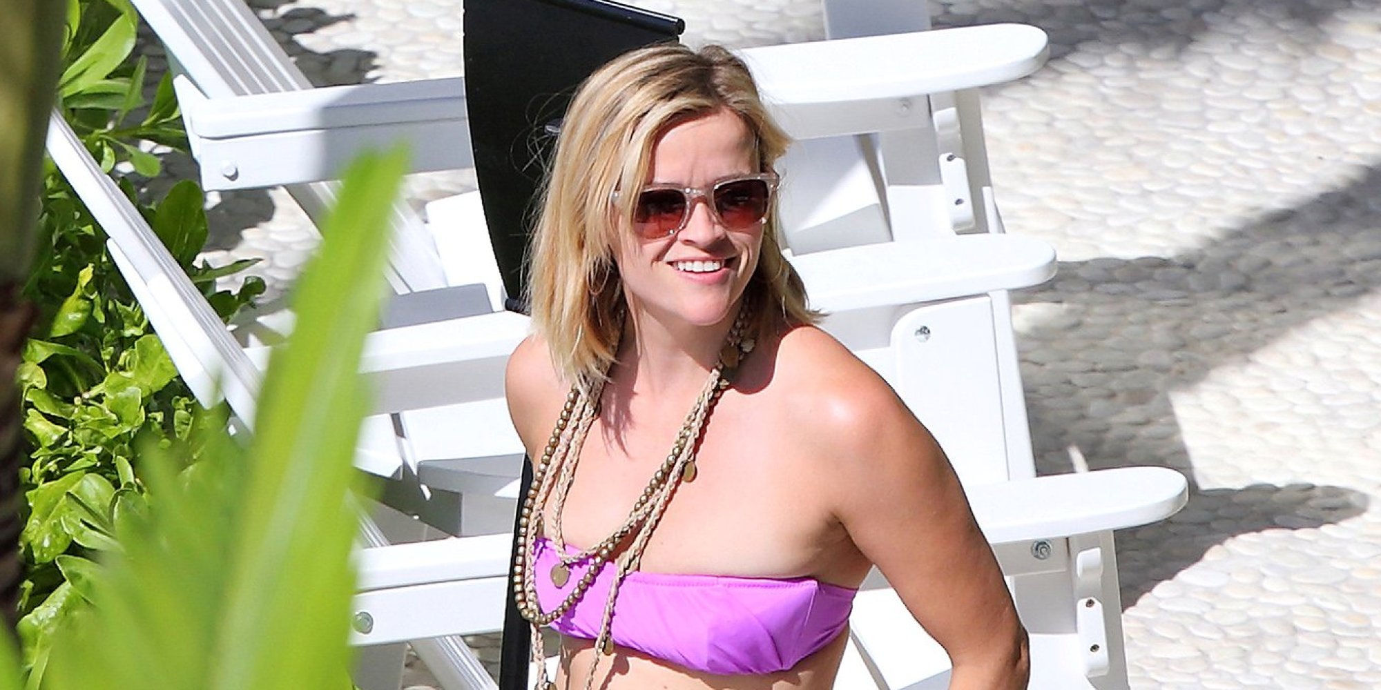 Reese Witherspoon Rocks A Teeny Bikini In Hawaii Huffpost 