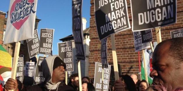 Street scene outside Mark Duggan vigil via @TownsendMark