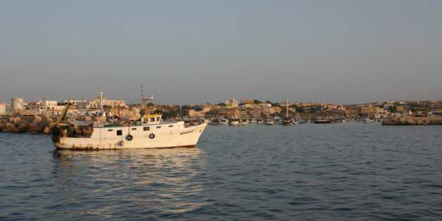 Photo d'un bateau de pêche au large de Lampedusa. Selon l’organisation United for intercultural action, plus de 17.000 migrants ont péri en 20 ans en tentant d’entrer en Europe