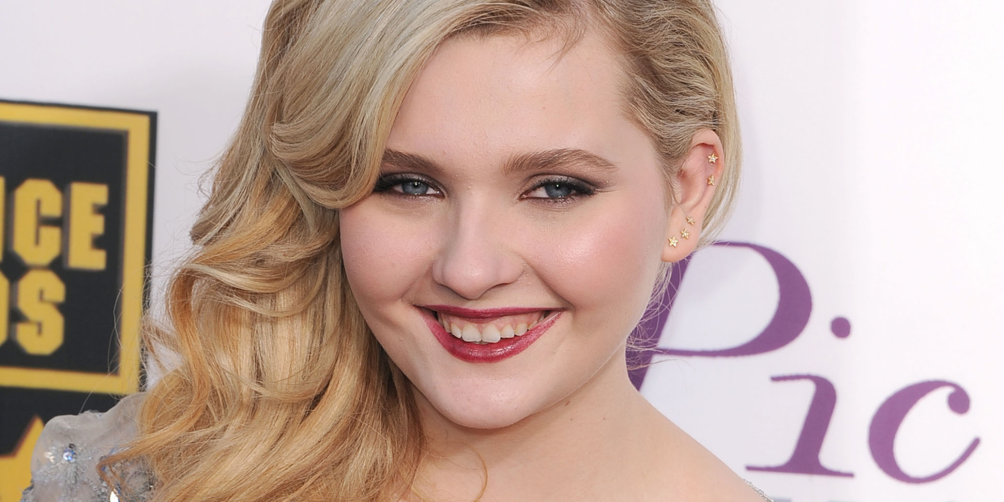 Abigail Breslin Looks All Grown Up In A Low-Cut Dress At The Critics