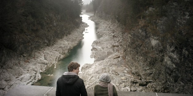 Roman und Laura stehen am Staudamm.
