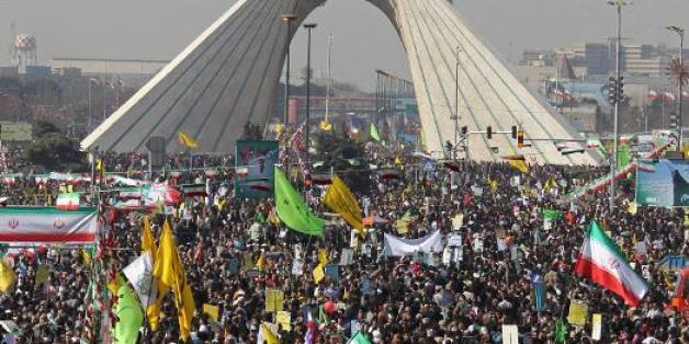 Des Iraniens fêtent le 34e anniversaire de la révolution islamique, le 10 février 2013 place Azadi, à Téhéran