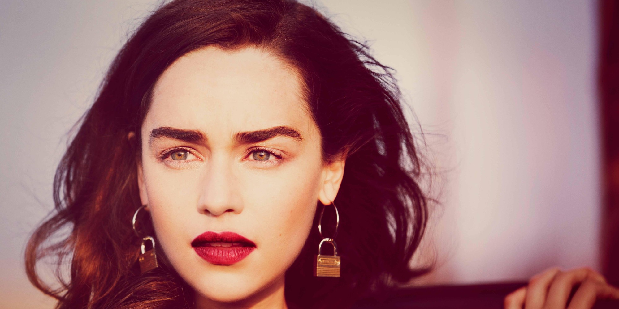 Emilia Clarke Is Gorgeous Demure In Vs Magazine Huffpost