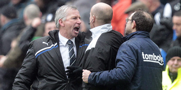 Newcastle United's manager, Alan Pardew (L) gestures towards Sunderland's manager, Martin O'Neill (R) with fourth official, Lee Mason during an English FA Premier League football match at St James' Park, Newcastle upon Tyne, England, on March 04, 2012. AFP PHOTO/GRAHAM STUART - FOR EDITORIAL USE
RESTRICTED TO EDITORIAL USE. No use with unauthorized audio, video, data, fixture lists, club/league logos or 'live' services. Online in-match use limited to 45 images, no video emulation. No use in betting, games or single club/league/player publications. (Photo credit should read GRAHAM STUART/AFP/Getty Images)