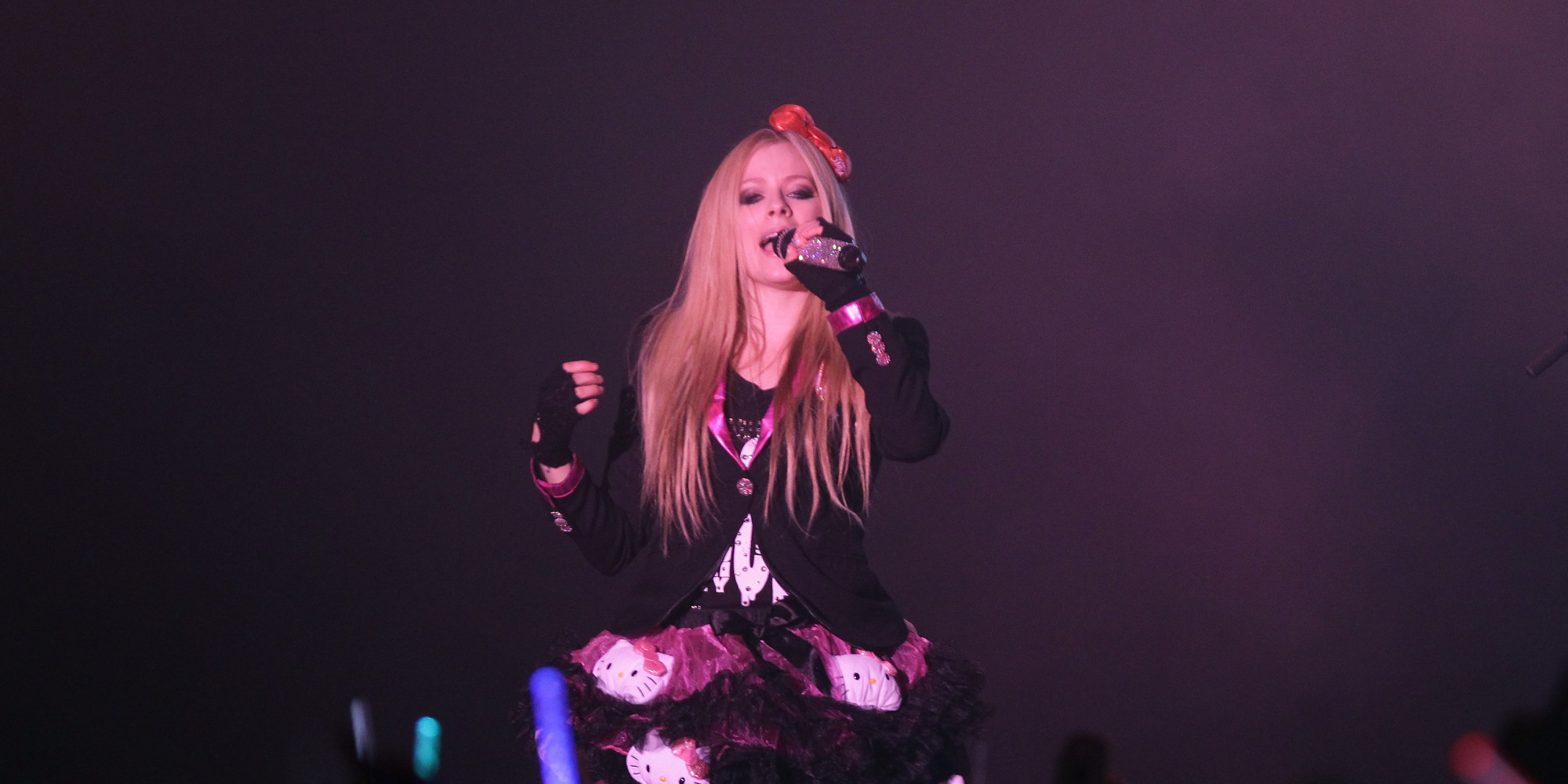 Avril Lavigne Screams Runs Off Stage During Concert In China Huffpost
