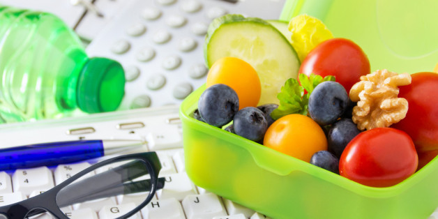 Pausen am Arbeitsplatz sind unterschätzt, aber notwenig: Ein Obst-Snack kann die Leistungsfähigkeit steigern