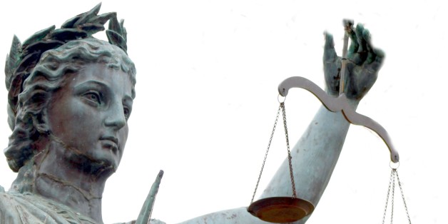 대학 동아리 모임에서 성폭행을 당한 미국 여학생 '체임벌린'이 실명으로 피해 사실을 공개하고 가해자에게 100억원대의 배상금을 요구하는 소송을 냈다