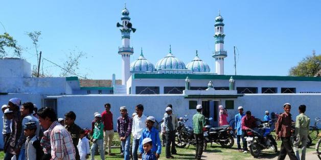 Des musulmans indiens sortent de la prière du vendredi à la Jama Masjid d'Ayodhya le 13 mars 2014