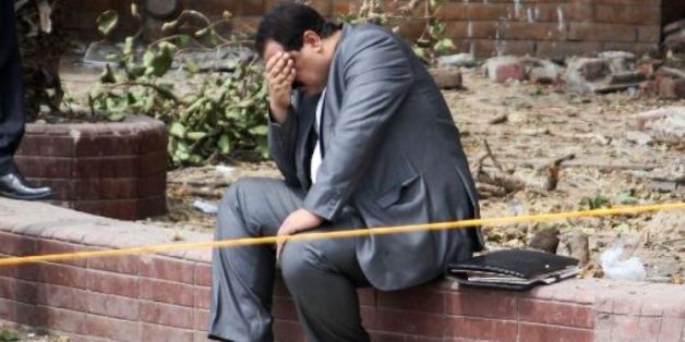Un Egyptien sous le choc après l'explosion d'une bombe contre un poste de police près de l'université du Caire au centre la capitale égyptienne mercredi.