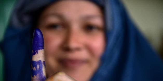 Une électrice afghane montre son doigt marqué à l'encre, après avoir voté, à Kaboul le 5 avril 2014