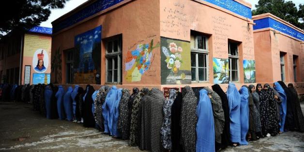 Des Afghanes font la queue pour voter, à Hérat le 5 avril 2014