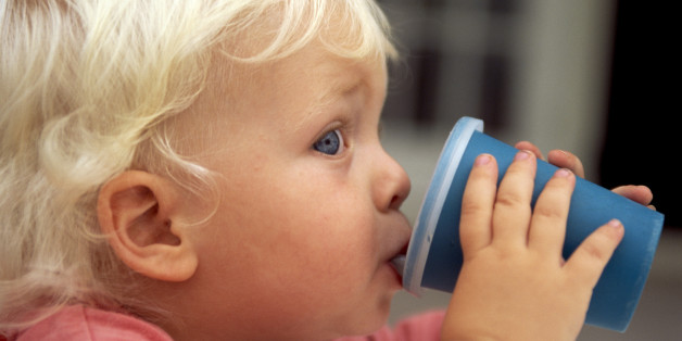 Deshalb solltet ihr die Nuckelflasche eurer Kinder genau unter die Lupe nehmen