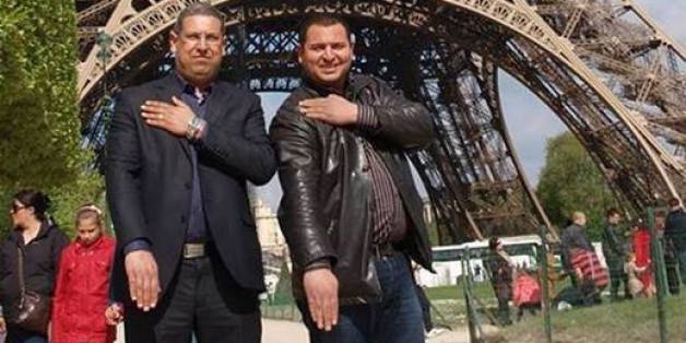 La quenelle de Rabii Abdi sous la tour Effeil, à gauche de l'image