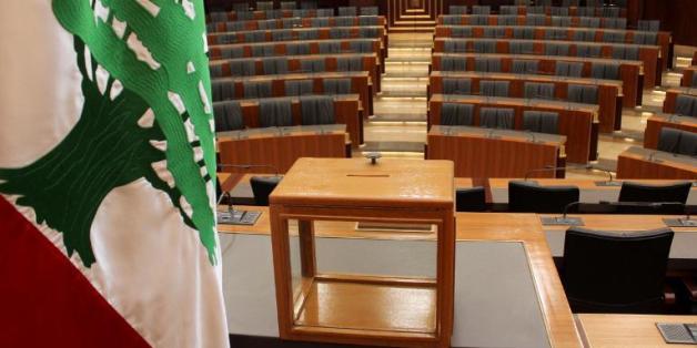 Une urne et le drapeau national libanais déposés dans la salle du parlement libanais à Beyrouth, le 22 avril 2014