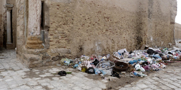 Poubelles dans les rues de Kairouan, Tunisie