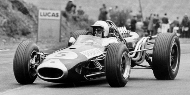 Le pilote automobile australien Jack Brabham sur une "Brabham-Repco" lors du Grand Prix d'Angleterre sur le circuit de Silverstone, le 16 juillet 1966. Champion du Monde des conducteurs en 1959 et 1960, il gagna également le titre en 1966 en tant que conducteur et constructeur de sa propre voiture.