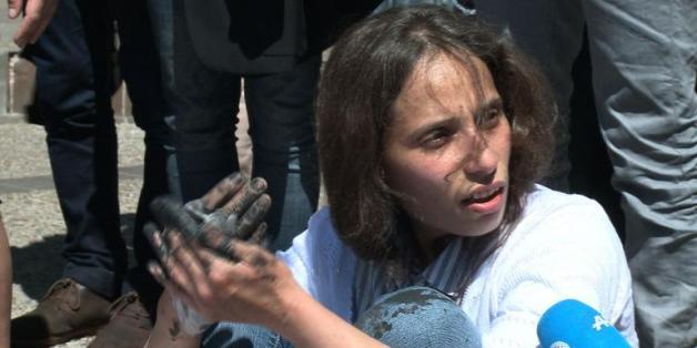 Wiam Simav Bedirxan peignant un dessin à la mémoire des morts syriens à Cannes
