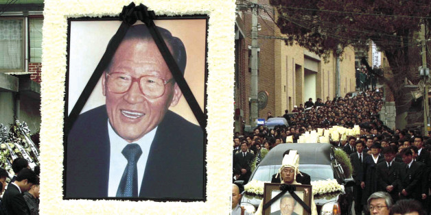 정주영 현대그룹 명예회장의 장례식은 가족장으로 치러졌지만 70여곳의 분향소에 나흘 동안 다녀간 33만명의 조문객이 다녀갔다.