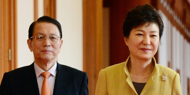 박근혜 대통령이 22일 남재준 국정원장과 김장수 국가안보실장을 경질하면서 김기춘 비서실장의 거취에 관심이 쏠리고 있다.