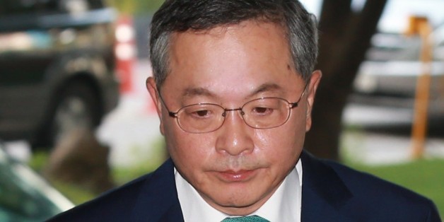 안대희 국무총리 내정자가 지난 22일 총리 후보 지명과 관련한 입장을 밝히기 위해 정부서울청사로 들어서고 있다.