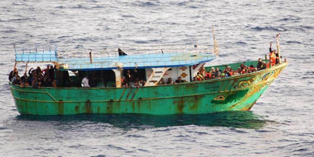Migrants secourus à bord d'un bateau au large de la Sicile, le 30 octobre 2013