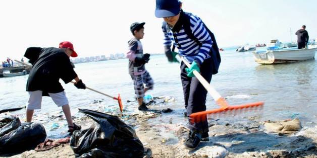 Nettoyage des plages d'Alger dans le cadre de l'opération "Eboueurs de la mer"