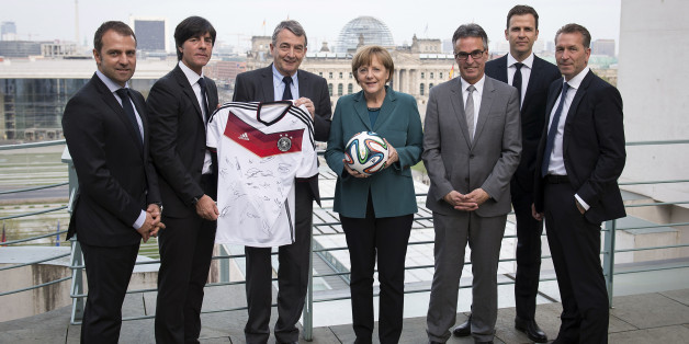 Angela Merkel mit der Führungsriege der deutschen Nationalmannschaft.