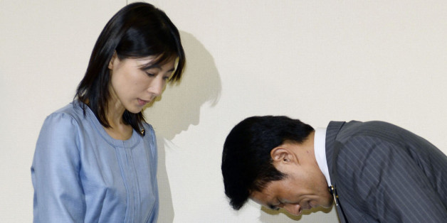 스즈키 의원이 23일 '피해자'인 시오무라 아야카(鹽村文夏·36·여) 다함께당 소속 의원에게 사죄하고 있다.