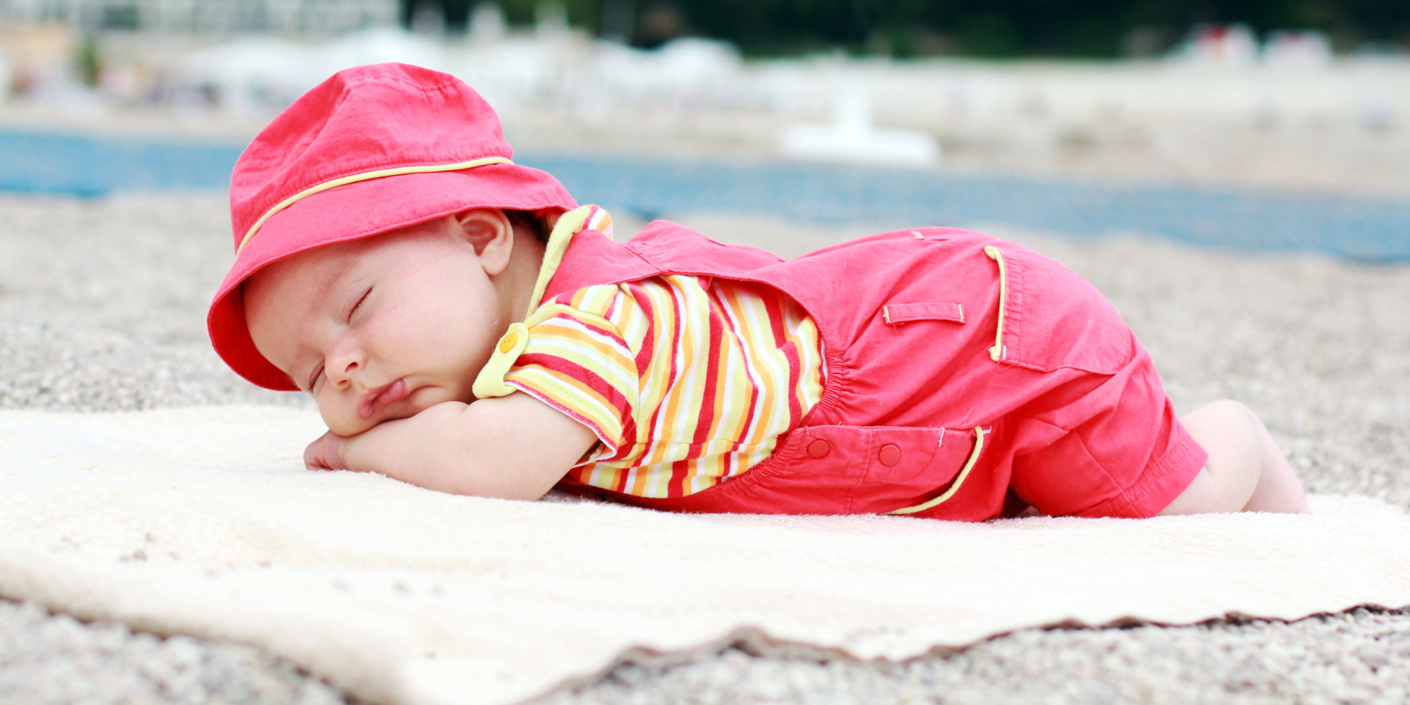 Комфортно ребенку. Комфорт ребенка. Ребенку комфортно. Sleeping girl Baby пляж. Summer Baby Beach.