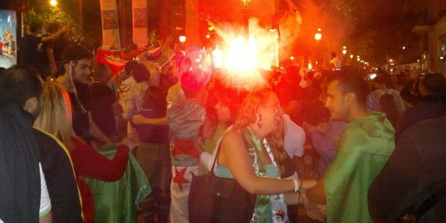 Manifestation joyeuse après la qualification de l'équipe algérienne à Paris
